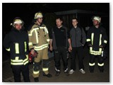 Vorbereitung fr das Feuerwerk. Stefan Bogdanski (Mitte) erklrt den Jungs der Birker Feuerwehr, worauf zu achten ist. 