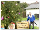 ... nach Schneffelrath. Herbert Kuhnert zeigt uns den liebevoll geschmckten Dorfweihnachtsbaum.