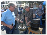... gelingt es unserem B�rgermeister Horst Krybus mit wenigen Hieben das Fass anzuschlagen und die Kirmes offiziell zu er�ffnen.
