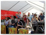 Die Sch�ler-Bigband "Knapp daneben" spielen zur Er�ffnung