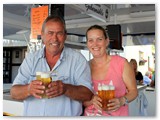 Auch der Bierwagen bei Fielenbachs ist besetzt, hier Helmut und Cindy 