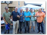 Teile des "alten" Karibikclubs gucken sich die Sache entspannt an. 