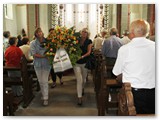 ... tragen Angelika Br�ck und Anke Reger den Kranz ...
