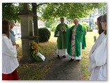 ... zur Kranzniederlegung vor die Kirche.