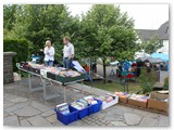 Auf dem Platz vor der Kirche gab es einen B�cherflohmarkt ...