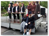 Das Kirmesgericht ist da: (v.l.) Martina Vierheilig, Jaqueline Pabst, Anke Reger, Sabrina Geiger. Frank Radke musste die trauernde Witwe spielen.