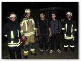 Vorbereitung f�r das Feuerwerk. Stefan Bogdanski (Mitte) erkl�rt den Jungs der Birker Feuerwehr, worauf zu achten ist. 