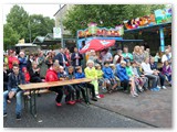 Das Publikum wartet schon auf dem Gerichtsplatz.