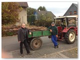 Gerd und Karl-Heinz sammeln Holz für das Martinsfeuer.