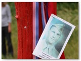 Hier haben möglicherweise Angehörige des amerikanischen Soldaten Daniel Morris ein Andenken angebracht. Er ist hier in den letzten Kriegstagen gefallen. Im Internet ist nur ein Hinweis zu finden:  http://www.fieldsofhonor-database.com/index.php/en/american-war-cemetery-margraten-m/64352-morris-daniel-t